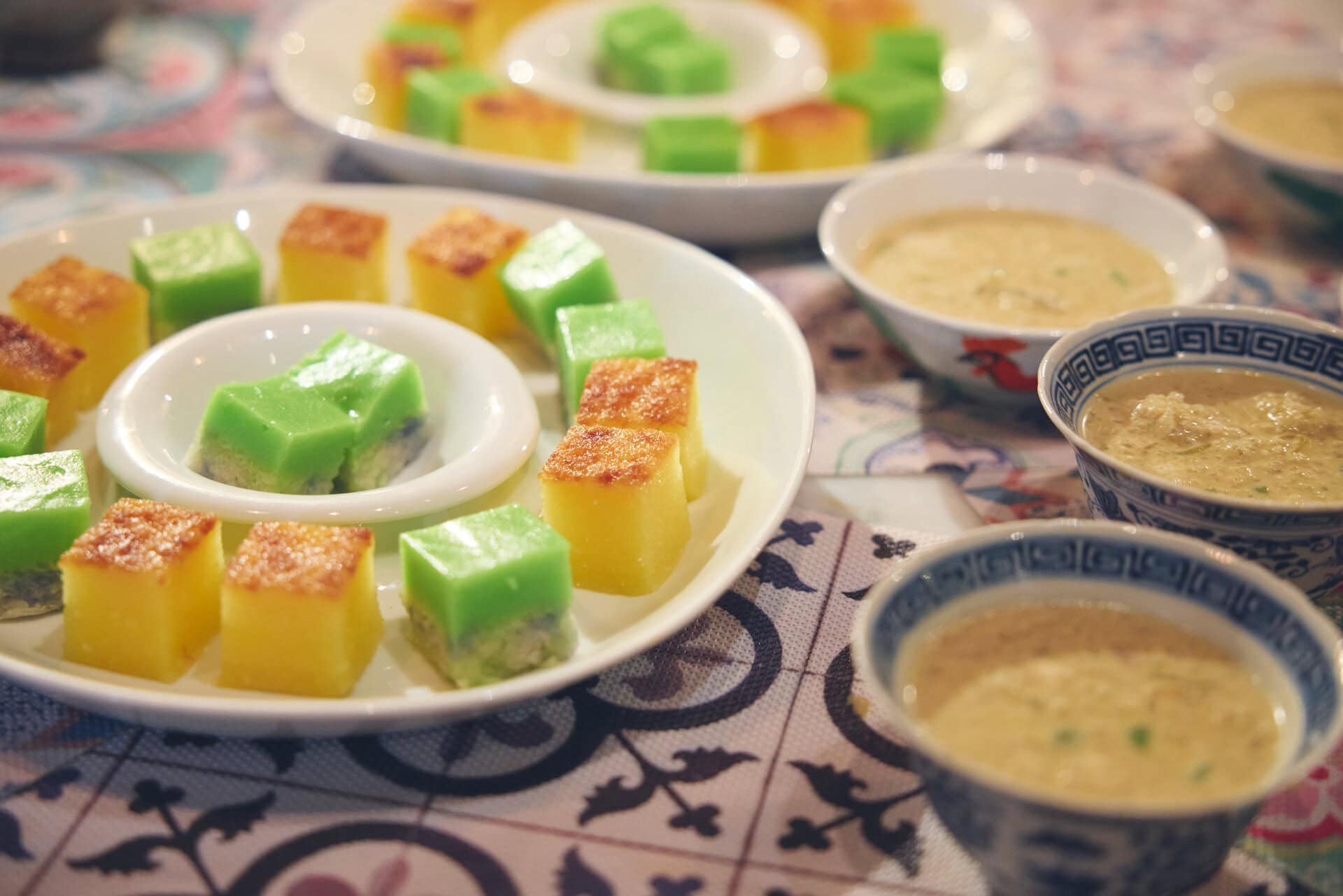 【THE INTAN】おやつターイム！右は冷たいココナッツミルクに緑色のゼリーが入ったチェンドールでかき氷っぽさがあり、個人的に大好物なお味でした。左はカスタード味のもち米のケーキと、あずきとパンダンリーフの葉で色づけした緑色のゼリーがドッキングしたケーキ。見た目も可愛いし、味はやさしい！