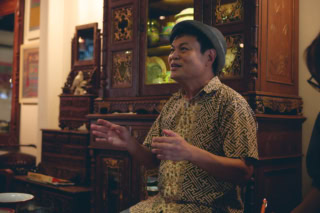 【THE INTAN】身振り手振りを加えてプラナカンについて教えてくれたアルビンさん。ピアノも弾けます。