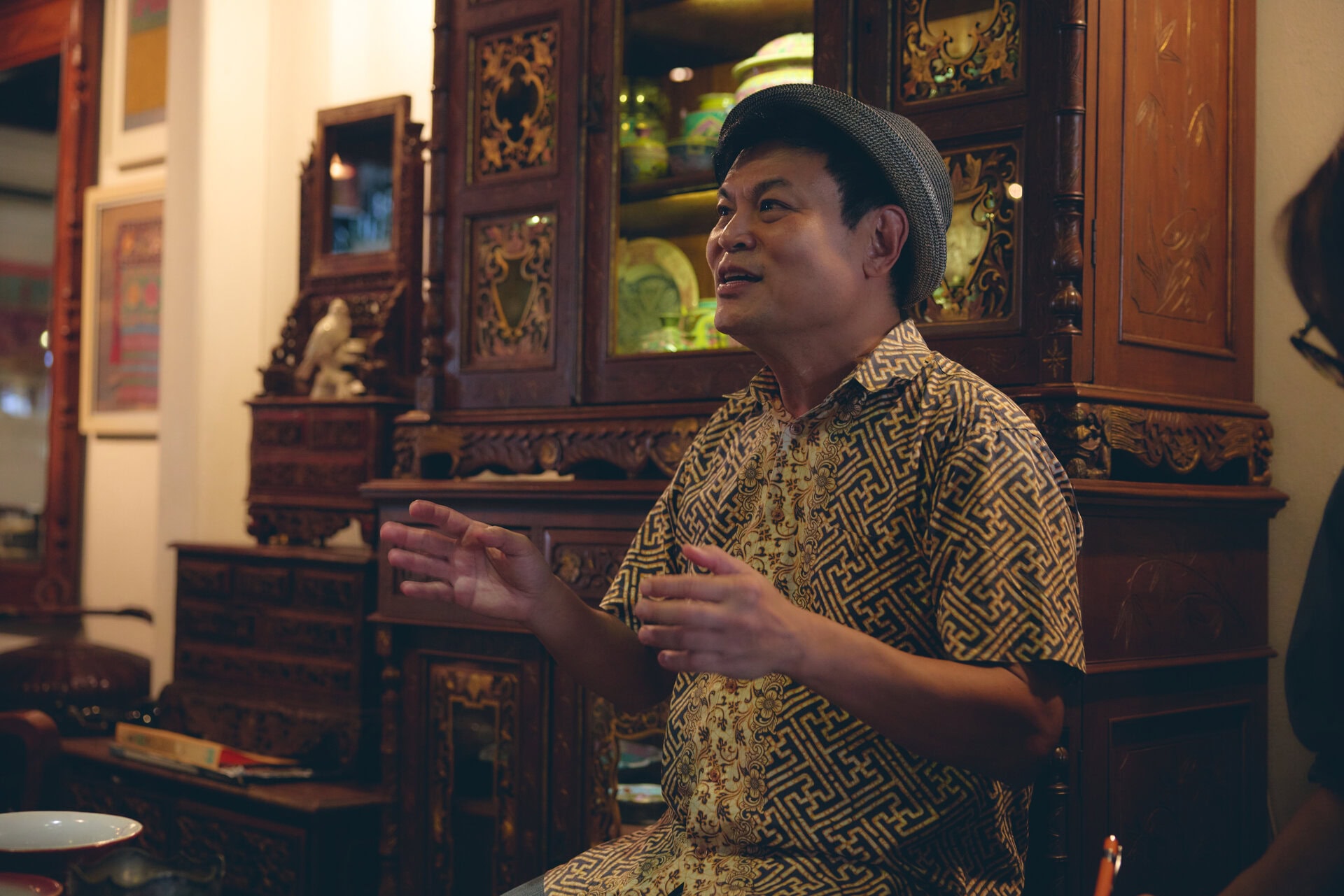 【THE INTAN】身振り手振りを加えてプラナカンについて教えてくれたアルビンさん。ピアノも弾けます。