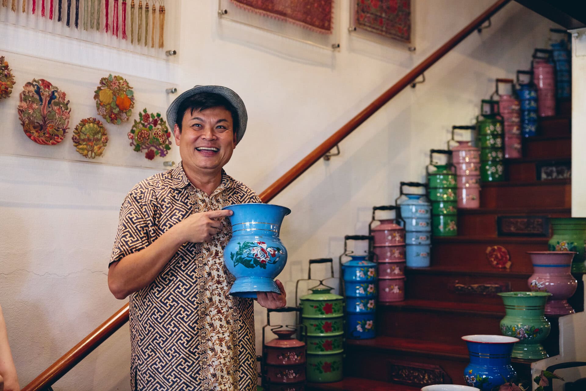 【THE INTAN】とってもエネルギッシュなアルビン・ヤップさん。実はアルビンさん、2025年に新しくなったシンガポール航空の機内安全ビデオにも、冒頭のほうで登場しています。ここ、ザ・インタンがロケ地のひとつなんです!