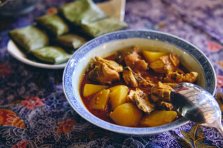 【THE INTAN】アヤム・ブアクルアはチキンカレー的なもの。