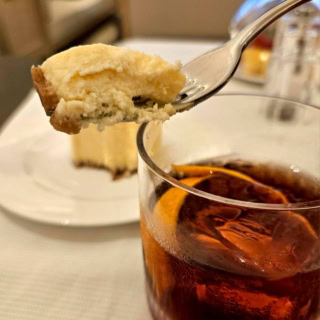 【コンラッド・シンガポール・オーチャード】氷もオレンジの皮も添えられていて、『マンハッタン』を訪れずともそのお味をいただけます！ チーズケーキとカクテルの相性が非常によろしい。