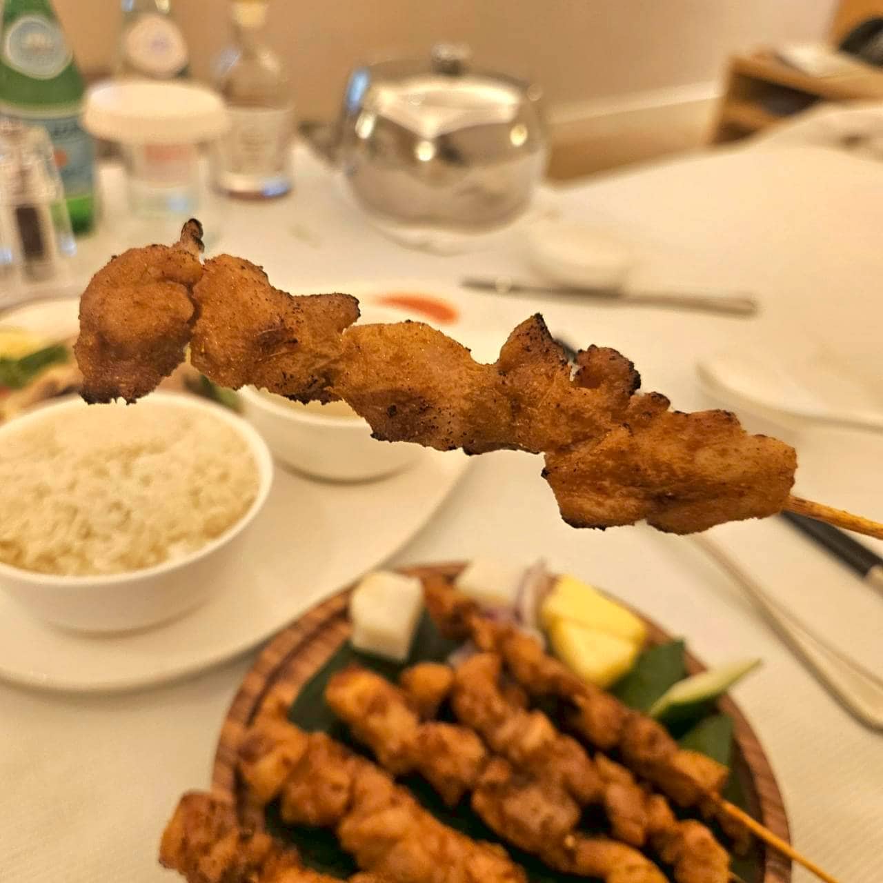 【コンラッド・シンガポール・オーチャード】頼んだ覚えはないサテ（チキン串）が前菜としてついてきました。ちょっと待って、前菜って量じゃないだろう。