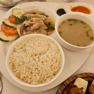 【コンラッド・シンガポール・オーチャード】チキンスープで炊いたお米、チキンスープ、そして茹でたチキン。鶏まみれです。幸せです。お味は比較的しっかりめで、お店によってはレアぎりぎりくらいの茹で加減のところもありますが、こちらはしっかり火が通っていました。お作りくださったのは『サマーパレス』です！