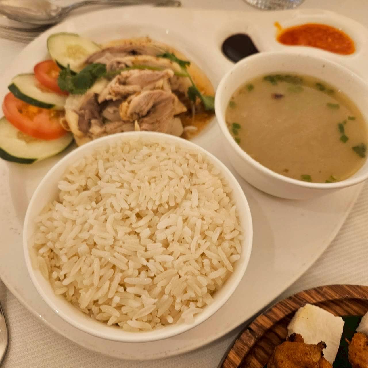 【コンラッド・シンガポール・オーチャード】チキンスープで炊いたお米、チキンスープ、そして茹でたチキン。鶏まみれです。幸せです。お味は比較的しっかりめで、お店によってはレアぎりぎりくらいの茹で加減のところもありますが、こちらはしっかり火が通っていました。お作りくださったのは『サマーパレス』です!