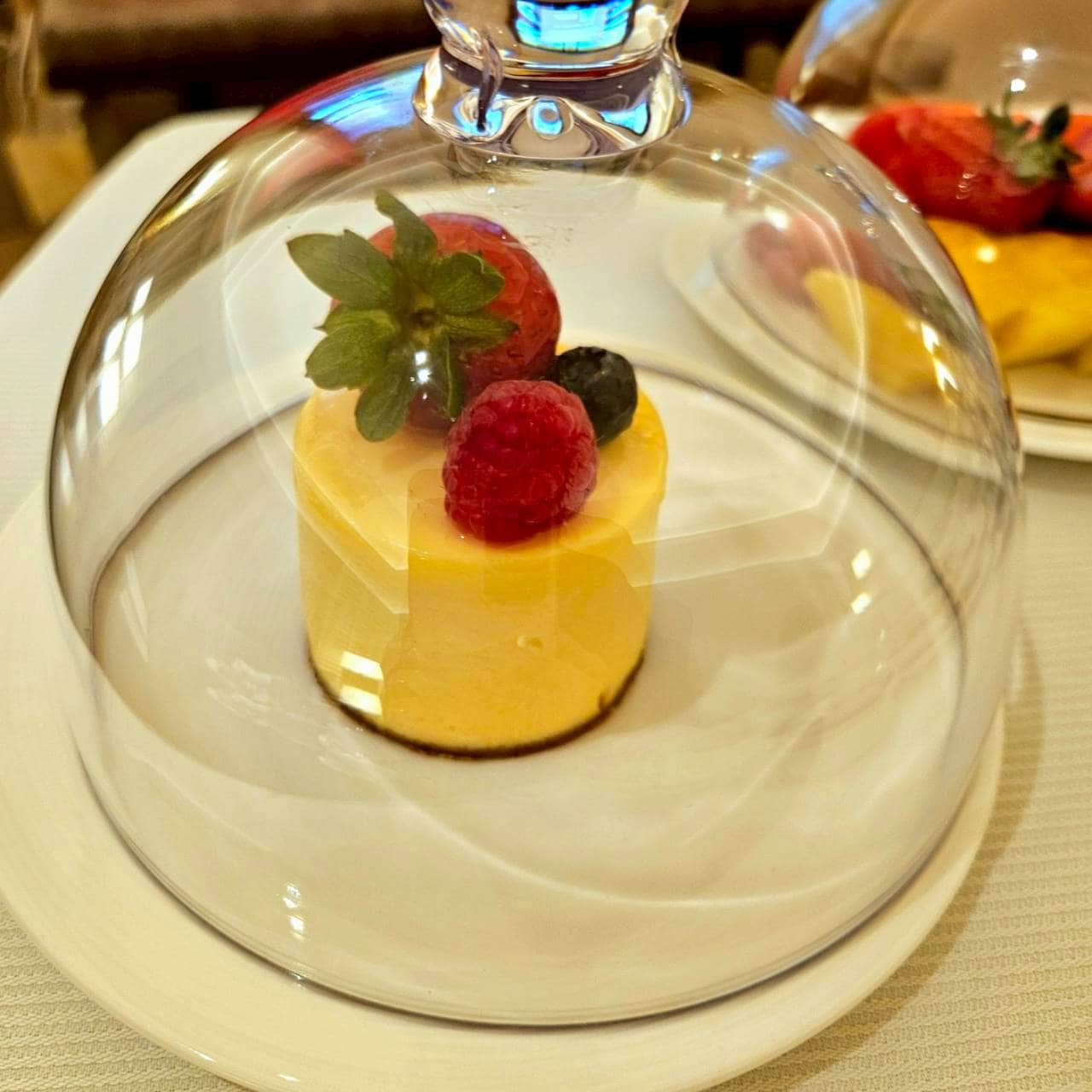 【コンラッド・シンガポール・オーチャード】デザートのチーズケーキは、1階にあるイタリアンカフェ『ドルチェット』からご到着。