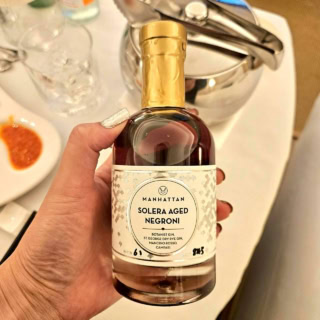 【コンラッド・シンガポール・オーチャード】ジンベースのカクテルも注文してみました。おや、こちらのラベルはそうです、体験プログラムに参加した『マンハッタン』からご到着♡