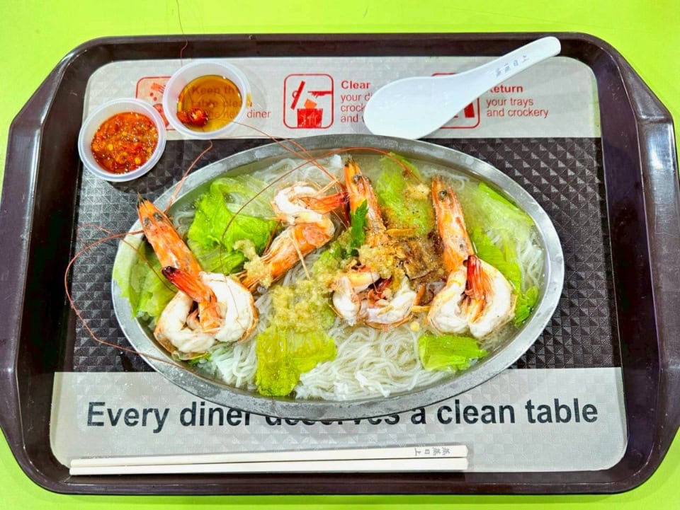 私は謎のエビとビーフンの蒸し物をいただいてみました。ごちそう続きで疲れた胃に染み渡るうまさ。8シンガポールドルでした。