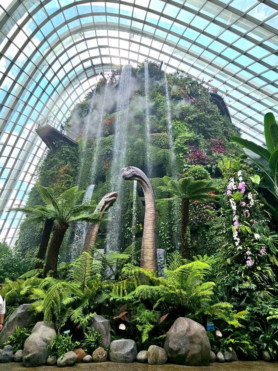 シンガポールを訪れたら一度は行きたい植物園『ガーデンズ・バイ・ザ・ベイ』。この写真、自分のスマホで撮ったとは思えないんですが、こんな絶景がいっぱい！ ちなみに取材時は映画『ジュラシック・ワールド』とコラボしていて植物園内の各所に恐竜がいました。