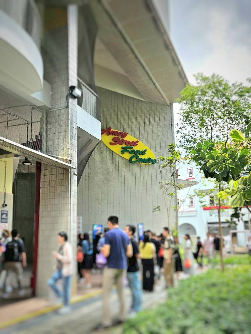 ビジネス街にあり、お昼時は現地の方でごったがえす『アモイ・ストリート・フードセンター』はホーカーズ（屋台）料理が集合した施設。2階建ての建物に屋台がギッシリ入っているんです。そして、ここはミシュラングルメの宝庫。だいたい10シンガポールドル前後でランチ可能。