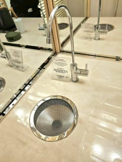 【コンラッド・シンガポール・オーチャード】コーヒーなどを淹れられる室内のバーエリアにご注目。飲用水は蛇口をひねれば出てきます。