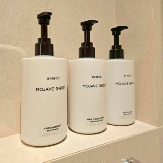 【コンラッド・シンガポール・オーチャード】お風呂のアメニティはサステナブルなボトル設置。ブランドはバイレードです。ユニセックスな香りで人気ですよねえ、バイレード。