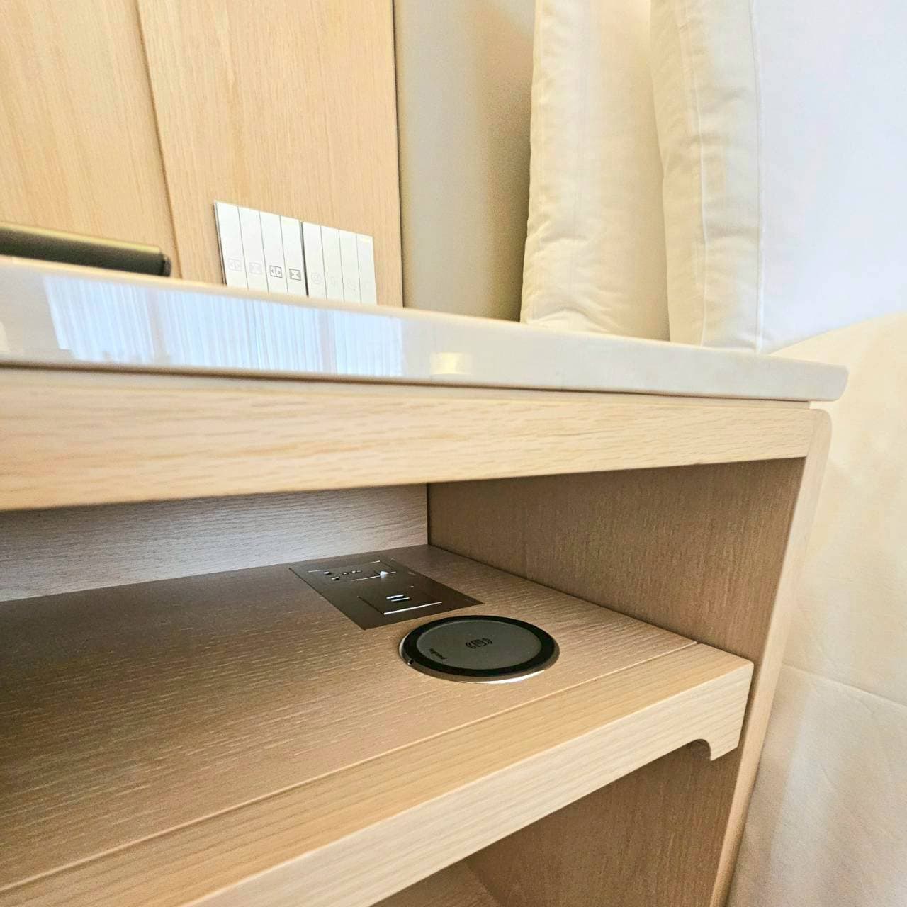 【コンラッド・シンガポール・オーチャード】2025年だよなあと思ったのが電気関係。日本の家電のACも挿せますし、USBケーブルも使えますし、スマホを無線で充電もできます。