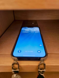 【コンラッド・シンガポール・オーチャード】置くだけでiPhoneを充電中！ ありがとうコンラッド！