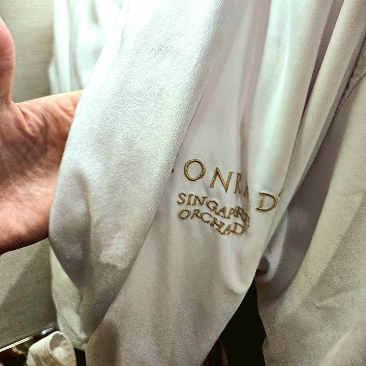 【コンラッド・シンガポール・オーチャード】お分かりいただけますか？ 表地はツルツル、肌に触れる裏地はタオルっぽい素材で、なんとも快適な着心地。パジャマを持参する必要はありませんでしたね。