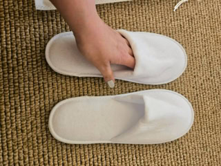 【コンラッド・シンガポール・オーチャード】スリッパはフカフカのタイプです。コンラッドだもんね。ぺらっぺらなワケないよね！