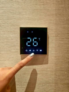 【コンラッド・シンガポール・オーチャード】個人的に嬉しかったのがこの空調システム。マークで記されているので言語を問わず「ああ、こうやって温度調節すればいいのね」と分かります。世界中のホテルがマネしてくれたらいいのに！