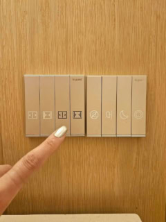 【コンラッド・シンガポール・オーチャード】カーテンやライトも同様。どのボタンを押せば開くんだろうとアワアワしないで済みます。