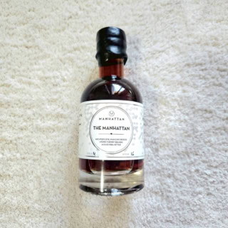 レアみやげ⑧MANHATTANのカクテル　『マンハッタン』のカクテルTHE MANHATTANはお持ち帰り用で59シンガポールドル（日本円で約7,177円）。マンチーノロッソというベルモットやシェリー酒などを用いたカクテルで、甘口ですがほろ苦さもある、多面的な魅力のあるお味。