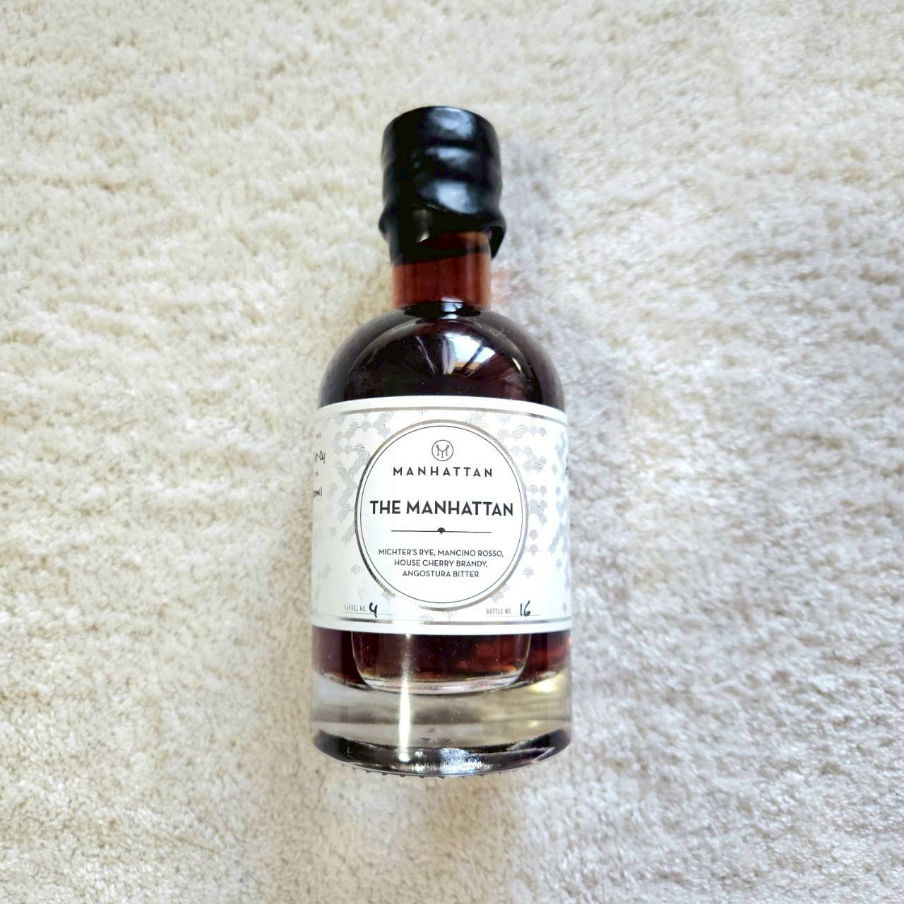 レアみやげ⑧MANHATTANのカクテル　『マンハッタン』のカクテルTHE MANHATTANはお持ち帰り用で59シンガポールドル（日本円で約7,177円）。マンチーノロッソというベルモットやシェリー酒などを用いたカクテルで、甘口ですがほろ苦さもある、多面的な魅力のあるお味。