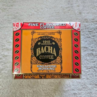 レアみやげ②BACHA COFFEE　柑橘の香りで目が覚めそう！『SINGAPORE MORNING』10パック入りで32ドル（日本円で約3,892円）。
