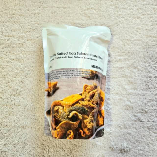 レアみやげ③無印良品の鮭の皮チップス　MUJIのトリュフ味の鮭の皮チップスはチャンギ空港併設のショッピングセンター『JEWEL』2階にあるMUJIの店舗で6.9シンガポールドル（日本円で約839円）で購入。