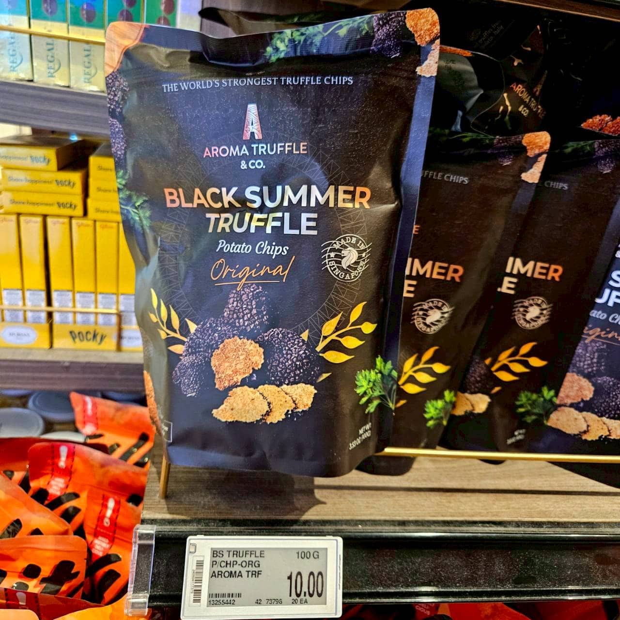 レアみやげ④トリュフ味のスナック類　一番人気はAROMA TRUFFLE ＆ Co.。スーパーマーケットで10シンガポールドル（日本円で約1,216円）で、おそらく市内のスーパーマーケットで買うのが一番お得と思われます。
