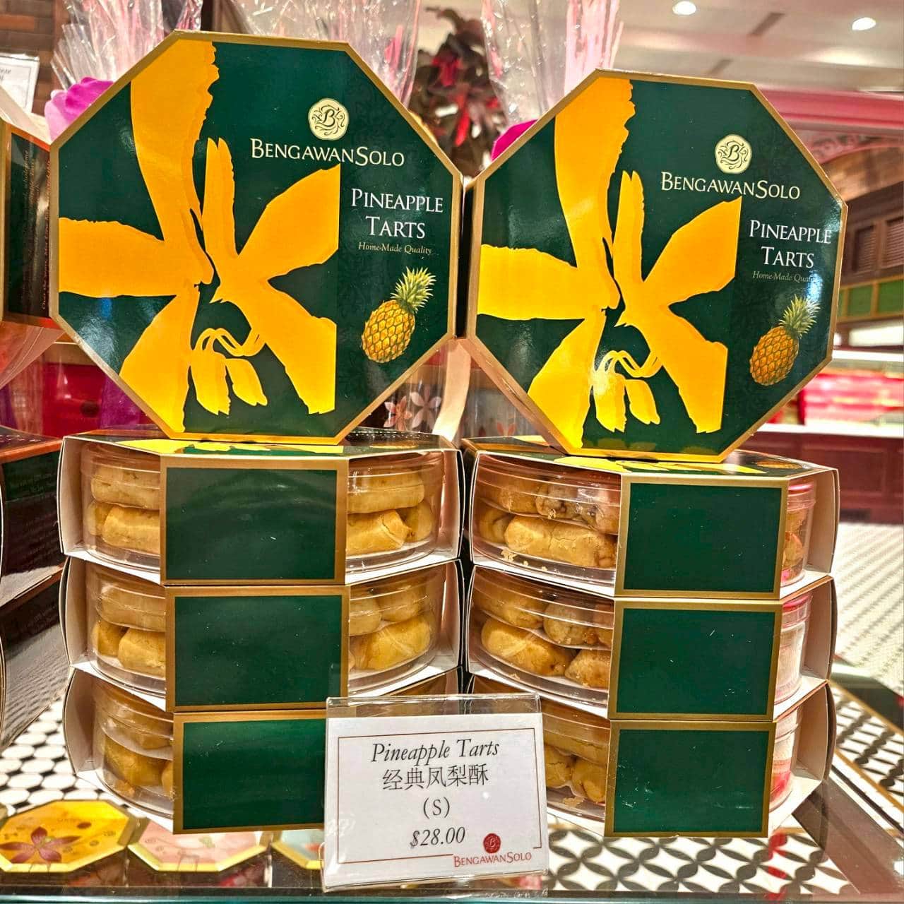 ベタみやげ②ブンガワンソロのパイナップルクッキー　ブンガワンソロのパイナップルタルトは28シンガポールドル（日本円で約3,406円）。