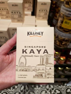 ベタみやげ③KILLINEYの個包装カヤジャム KILLINEYのカヤジャム18g×５包入りはスーパーマーケットで5.5シンガポールドル（日本円で約669円）。