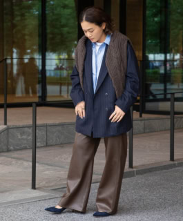 ジャケット¥132,000(ユーゲン フォー ユナイテッドアローズ/ユナイテッドアローズ 麻布台ヒルズ ウィメンズストア)、シャツ¥25,960、肩に掛けたニット¥38,940(共にユナイテッドアローズ)、パンプス¥108,900(ジャンヴィト ロッシ)、ネックレス¥42,900(アルポ/全てユナイテッドアローズ 六本木ヒルズ店)、パンツ¥42,900(チノ/ユナイテッドアローズ 有楽町店)、その他本人私物