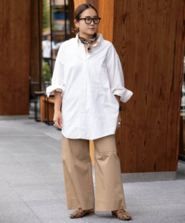 パンツ¥30,910(ユナイテッドアローズ/ユナイテッドアローズ 六本木ヒルズ店)、右耳ピアス¥47,300(ヨカーリス/エディット ユナイテッドアローズ 梅田店)、ブルックスブラザーズのシャツ、エルメスのスカーフ、スタブス&ウートンのシューズ、フィルザビルの眼鏡、その他本人私物