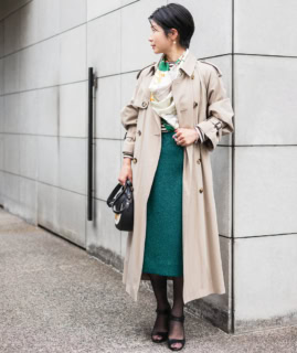 トレンチコート¥74,800(マカフィー)、カットソー¥18,700(トゥモローランド コレクション)、スカート¥66,000(トゥモローランド ビー)、スカーフ¥22,000(マニプリ)、バッグ¥82,000(デメリエール/全てトゥモローランド)、その他本人私物