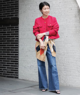 ジャケット¥52,800、ボーダーカットソー¥18,700(共にトゥモローランド コレクション)、デニム¥25,300、腰に巻いたアーガイルニット¥55,000(共にマカフィー/全てトゥモローランド)、その他本人私物