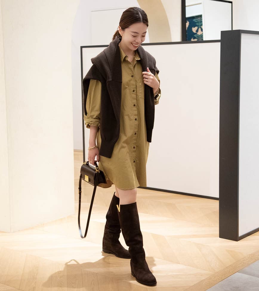 シャツドレス¥41,800（コルピエロ）、ニット¥36,300（ミューズ ドゥ ドゥーズィエム クラス）、ブーツ¥75,900（ヴィアローマ）、バッグ¥114,400（ゴールデングース）、モチーフ付きネックレス¥693,000（マノン ジュエリー）、チェーンネックレス¥1,100,000（リジー・マンドラー）、左手ブレスレット¥583,000（ローレン ルビンスキー）、左手人さし指リング¥440,000（マノン ジュエリー）、右手バングル¥57,200（ガブリエラ アルティガス／全てMUSE de Deuxième Classe 六本木店）