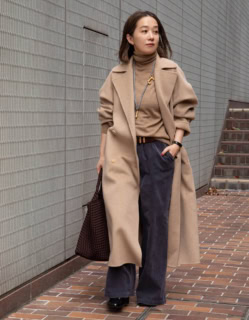 ロングコート¥275,000、タートルネックニット¥24,200、パンツ¥31,900（全てブリル）、バッグ¥66,000（ナゲティ）、ベルト¥79,200（デハンシェ／全てBRILL NEWOMAN新宿店）、セリーヌのネックレス、その他本人私物