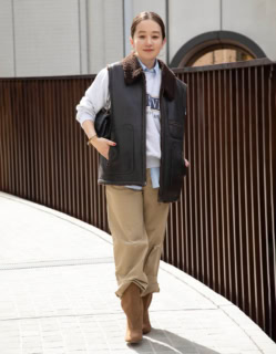 ムートンベスト¥187,000、チノパン¥42,900、中に着たノースリーブシャツ¥25,300（全てブリル）、スエット¥13,200（グッドロックスピード）、ブーツ¥103,400（ブレンテッラ／全てBRILL NEWOMAN新宿店）、シャネルのバッグは本人私物