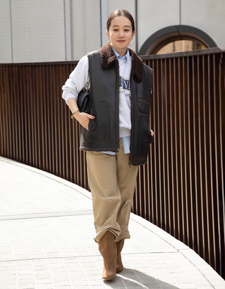 ムートンベスト¥187,000、チノパン¥42,900、中に着たノースリーブシャツ¥25,300(全てブリル)、スエット¥13,200(グッドロックスピード)、ブーツ¥103,400(ブレンテッラ/全てBRILL NEWOMAN新宿店)、シャネルのバッグは本人私物