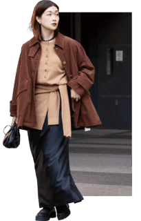 ジャケット¥137,500(マッキントッシュ※別注)、ニットベスト¥18,700、カーディガン¥23,100、スカート¥23,100(全てジャーナル スタンダード レサージュ)、バッグ¥71,500(ヘリュー)、ピアス¥50,600(アグメス)、シューズ¥31,900(カミナンド/全てジャーナル スタンダード レサージュ 銀座店)