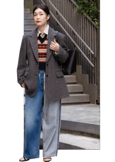 ジャケット¥58,300、シャツ¥18,700(共にジャーナル スタンダード レサージュ)、ニットベスト¥42,900(アンスクリア)、デニム¥25,300(アンスクリア×リー×レサージュ)、ブローチ¥17,600(ジェニー バード)、バッグ¥24,200(&ミューク)、サンダル¥63,800(ネブローニ/全てジャーナル スタンダード レサージュ 銀座店)