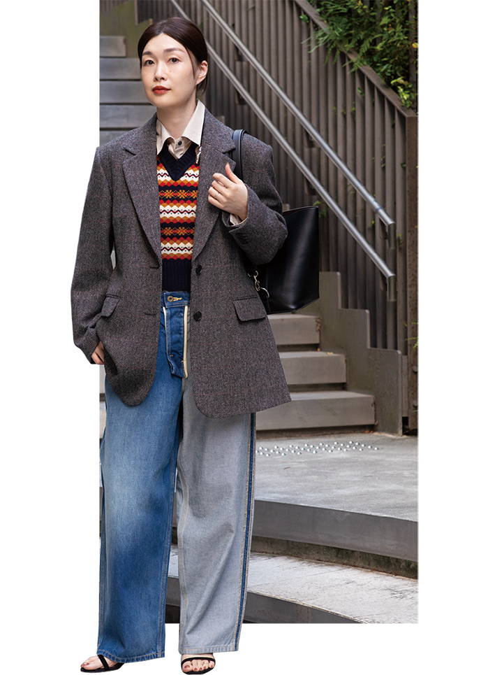 ジャケット¥58,300、シャツ¥18,700(共にジャーナル スタンダード レサージュ)、ニットベスト¥42,900(アンスクリア)、デニム¥25,300(アンスクリア×リー×レサージュ)、ブローチ¥17,600(ジェニー バード)、バッグ¥24,200(&ミューク)、サンダル¥63,800(ネブローニ/全てジャーナル スタンダード レサージュ 銀座店)