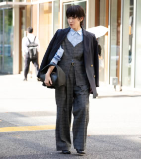 ジャケット¥46,200、シャツ¥20,900、ジレ¥35,200、パンツ¥33,000（全てガリャルダガランテ）、ショートブーツ¥35,200（2.718）、バッグ¥107,800（フランツロアー／全てガリャルダガランテ 青山店）、その他本人私物