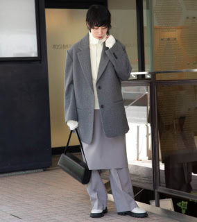 ジャコット¥63,800、ニット¥24,200（共にガリャルダガランテ）、ローファー¥24,200（2.718／全てガリャルダガランテ 青山店）、ガリャルダガランテのレイヤードパンツ、セントアグニのバッグは本人私物