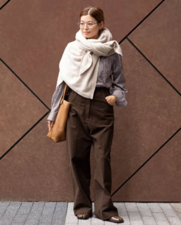 シャツ¥29,700(ドゥーズィエム クラス)、パンツ¥126,500(ジア ストゥディオス)、ニットストール¥101,200(リネアルンド)、バッグ¥437,800(ジル サンダー)、シューズ¥181,500(メゾン マルジェラ/全てDeuxième Classe 青山店)、その他本人私物