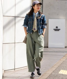 バッグ¥12,100（マーモット／エストネーション）、アーペーセーのユーズドデニムジャケット、ラヴァーズハウスのユーズドネクタイ、ユーズドのデニムシャツとパンツ、アディダス オリジナルスのスニーカー、その他本人私物