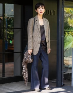 ジャケット¥39,600（ハウント）、デニムパンツ¥16,500（ヘルシーデニム／共にゲストリスト）、ザラのレースキャミ、シャネルのシューズ、ファリエロ サルティのストール、その他本人私物