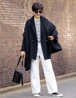 コート¥55,000、ストール¥28,600（共にハウント）、デニムパンツ¥27,500（アッパーハイツ／全てゲストリスト）、ルミノアのカットソー、ジル サンダーのバッグ、ブルーエレファントのサングラス、コンバースのスニーカーは本人私物