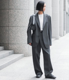 ジャケット¥86,900、パンツ¥47,300（共にイレーヴ）、Tシャツ¥9,900（Y／全てイレーヴ）、マーガレットハウエル×ミズノのスニーカー、ジル サンダーのバッグは本人私物