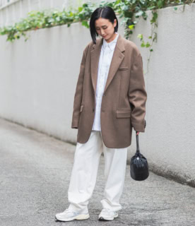 ジャケット¥96,800、バッグ¥42,900（共にイレーヴ）、シャツ¥28,600、パンツ¥34,100（共にY／全てイレーヴ）、ニューバランスのスニーカーは本人私物