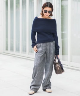 ニット¥42,900(ロベルト コリーナ)、パンツ¥38,500(リトローヴ)、サングラス¥62,700(ボッテガ ヴェネタ)、バッグ¥162,800、シューズ¥90,200、バンダナ¥35,200(全てゴールデン グース)、バッグチャーム¥23,100(エンドピン/全てアパルトモン 青山店)、その他本人私物