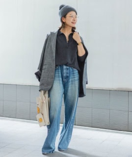 ジャケット¥80,300(リトローヴ)、ニット¥29,700(アパルトモン)、パンツ¥49,500(ニード バイ)、ニットキャップ¥39,600(ラネウス)、眼鏡¥52,800(ボッテガ ヴェネタ)、ペンダントトップ¥198,000(ロクサンヌ ファースト)、チェーン※参考商品(イラリア イカルディ)、フェザーネックレス¥693,000(マノン ジュエリー)、バッグ¥33,000、ポーチ¥11,000(共にグッド グリーフ/全てアパルトモン 青山店)、その他本人私物